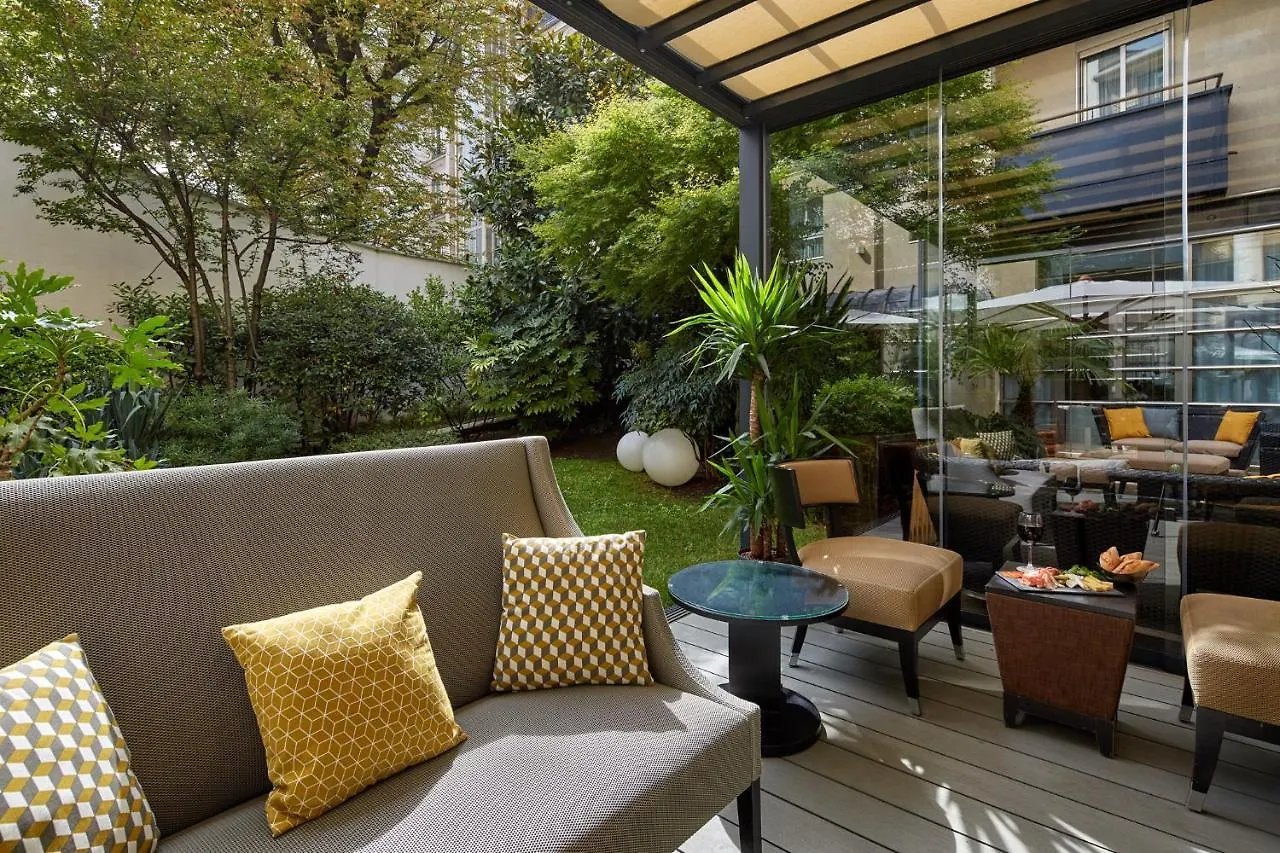****  Ampere Otel Paris Fransa